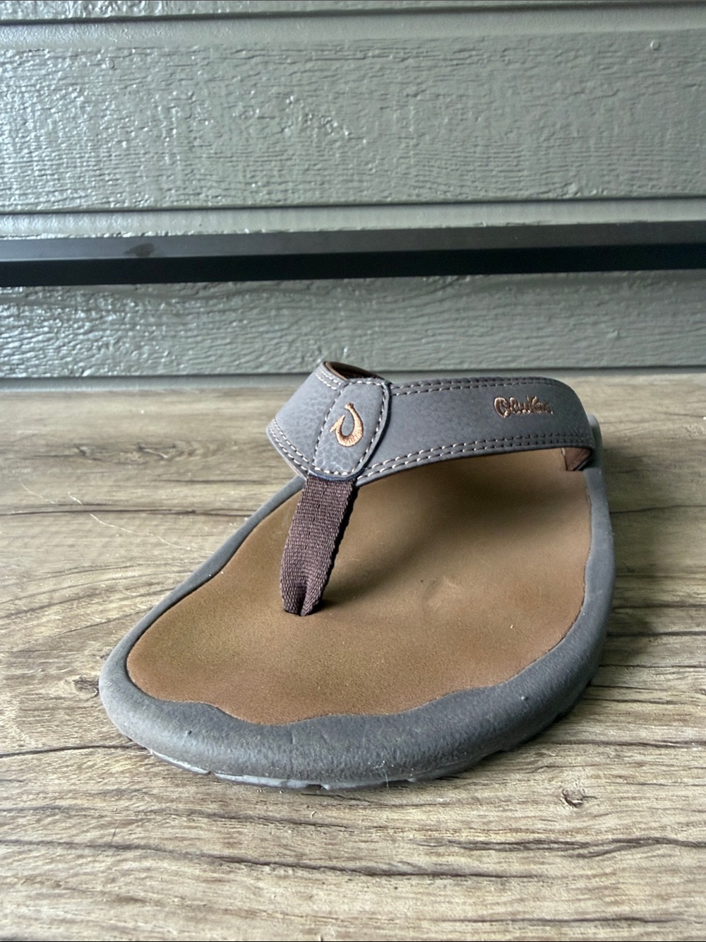 OluKai Ohana Men's Beach Sandals  size 10